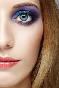 女性一半面对和紫色和蓝色的眼睛化妆
