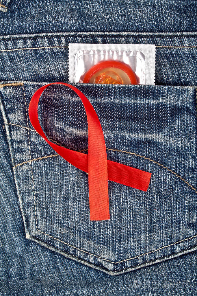 在蓝色牛仔裤口袋和艾滋病认识红丝带红色避孕套