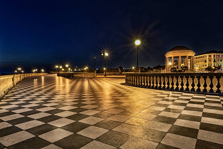 利霍恩 利沃诺, 托斯卡纳, 意大利 海滨长廊马斯卡尼露台, 海岸上的一个优雅的广场, 黑色和白色的格子地板, 柱状的横梁