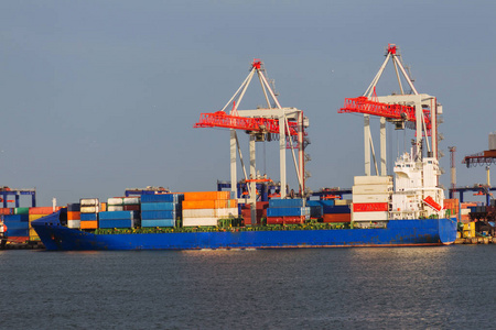 一艘大型货轮进入乌克兰最大海港乌克兰最大港口大型货运和客运枢纽奥德萨海港的集装箱码头
