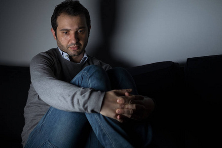 独自在黑暗中深思熟虑的伤心人独自在黑暗中的肖像照片