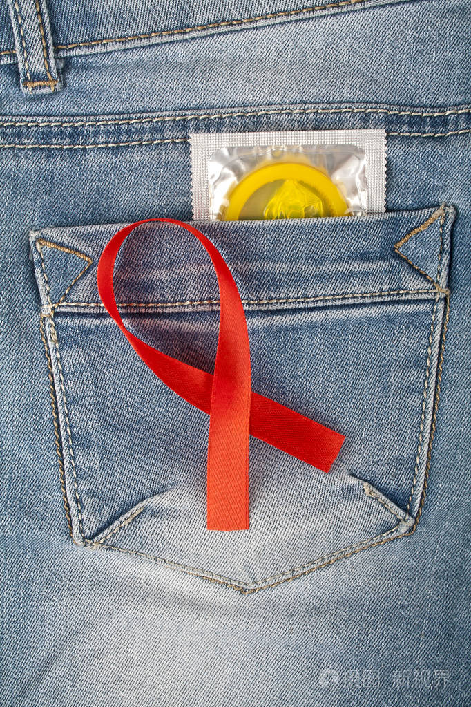 在蓝色牛仔裤口袋和艾滋病认识红丝带黄色避孕套