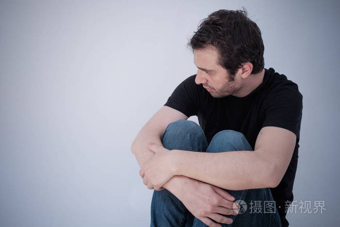 深思熟虑的伤心人独自的肖像