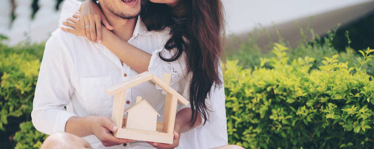 年轻夫妇计划买房子, 并有幸福的生活