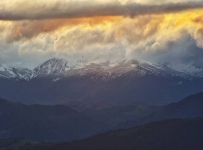 秋天的早晨在喀尔巴泰山脉。风景秀丽的雾蒙蒙的黎明