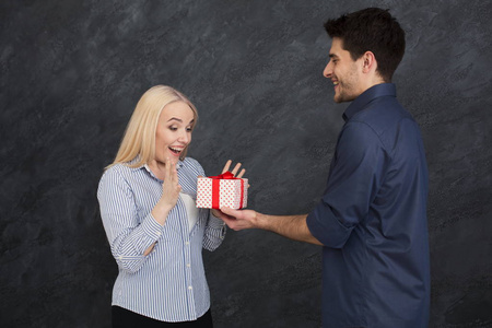 幸福的情侣互赠礼物,副本空间照片