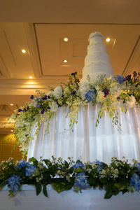 装饰豪华的宴会厅内的婚礼蛋糕图片