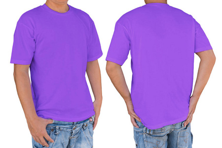男人穿着具有剪切路径的空白软紫色 t 恤前面