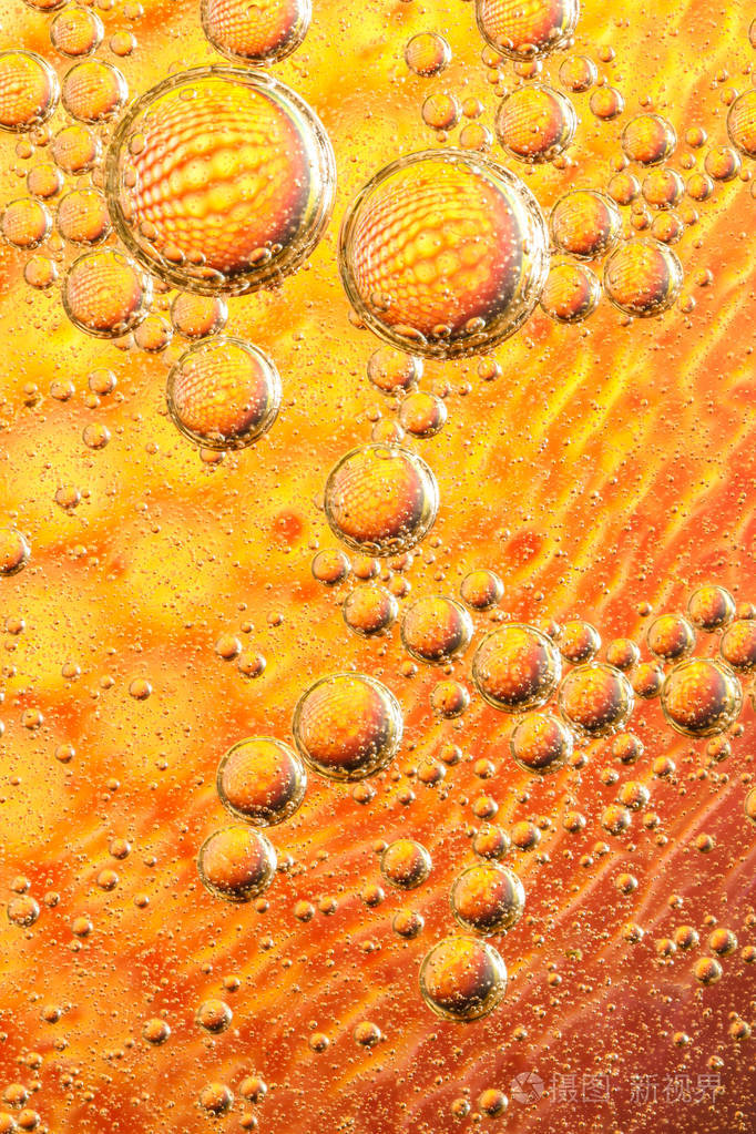 油滴在水面上红色提取与气泡照片-正版商用图片0twbwi-摄图新视界