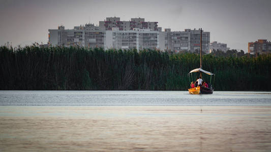 旅游船在泻湖与建筑