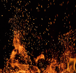 火花火焰燃烧着火花飞翔.美丽的火焰背景照片