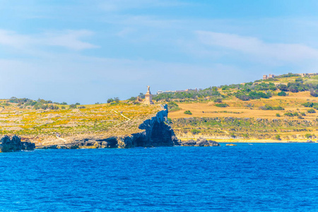 在马尔特的布吉巴附近, 有圣保罗雕像的岛屿的景色