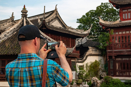 游客在著名的老上海豫园旅游胜地拍照