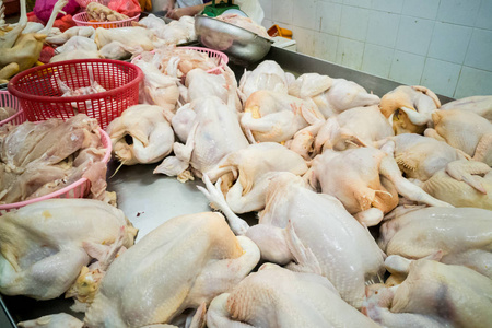 供应商销售新鲜屠宰的整只鸡，在市场摊位