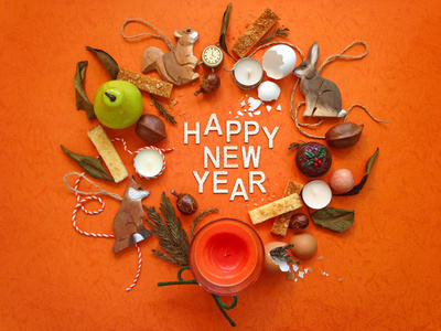 新年快乐圆框架布局由自然美丽的装饰在橙色纸背景, 顶部视图平躺