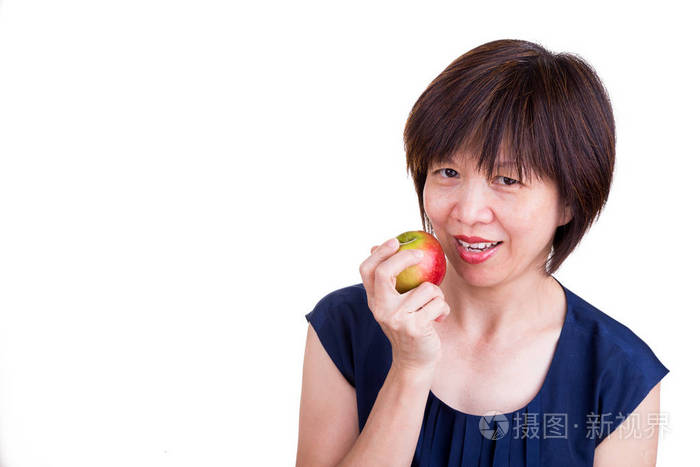 漂亮的亚洲妇女担任苹果促进健康的饮食习惯