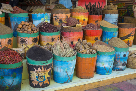 用香草和香料在阿斯旺，埃及的传统香料市场