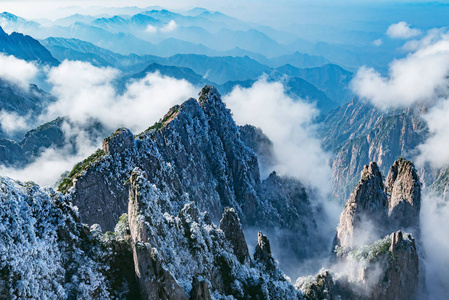 云由黄山国家公园的山峰。中国
