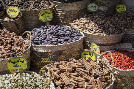 用香草和香料在阿斯旺，埃及的传统香料集市