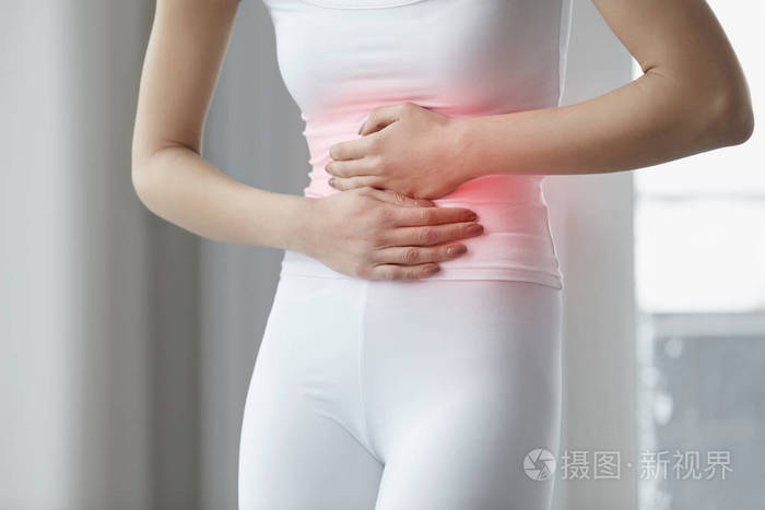 女性的疼痛.特写美丽的女人的身体感觉肚子痛