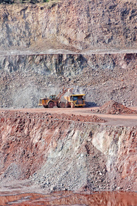 石矿场矿斑岩。推土机自卸车装车