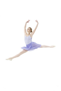 芭蕾舞团执行复杂的舞蹈元素