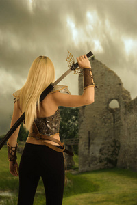 画显示器背面背面画她的剑的女战士照片