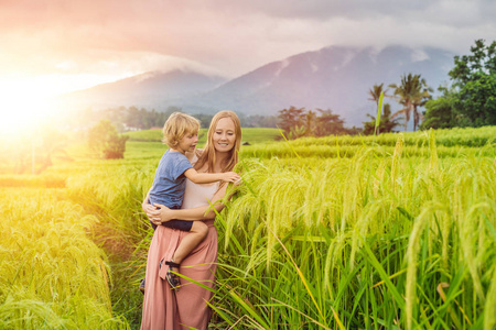 妈妈和儿子站在美丽的贾蒂鲁维米梯田在巴厘岛, 印度尼西亚