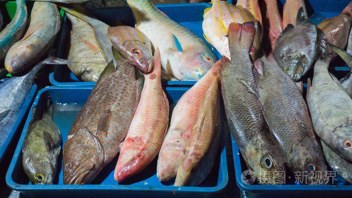 各种鱼类在印尼的传统市场上出售