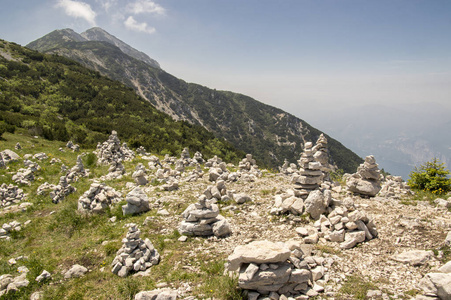 看法点与白色石头 cairns 在徒步小道 alta via del monte baldo, 山脊方式在 garda 山, 山