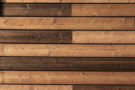 深色木纹理背景。背景的老开裂深色木材的自然纹理设计。木板与盾牌