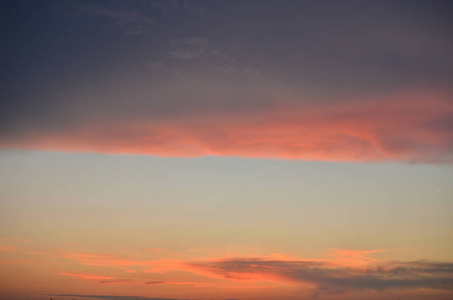 黄昏的云景,有灰色紫色和橙色的云照片