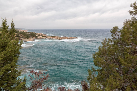 地中海海波浪破碎岩石的塞浦路斯岛的海岸线