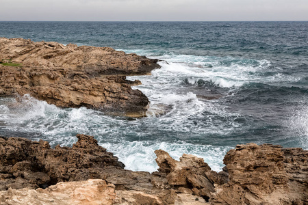 地中海海波浪破碎岩石的塞浦路斯岛的海岸线