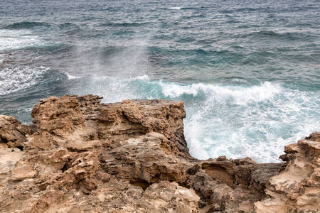 地中海海波浪破碎岩石的塞浦路斯岛的海岸线