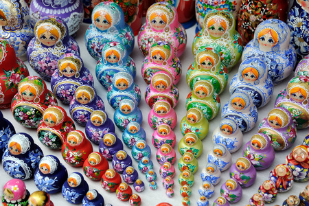 可爱的俄罗斯筑巢娃娃 matryoshka 设置成一排的颜色聚集在一起, 从一个最大的到一个小的在一个供应商摊位上展出在伊兹迈洛