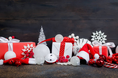 红色和白色礼品盒与丝带和节日装饰, 球和玩具在一个黑暗的背景, 圣诞贺卡, 复制 spac