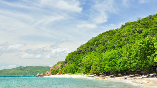 在 Koh Kham 岛，泰国春武里省地处热带的海滩