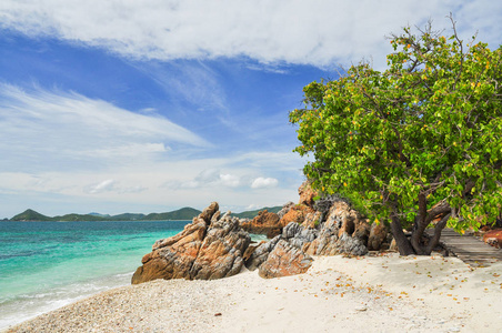 在 Koh Kham 岛，泰国春武里省地处热带的海滩