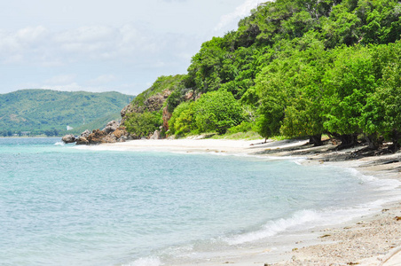 在 Koh Kham 岛，泰国春武里省地处热带的海滩