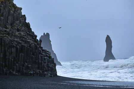 黑沙海滩的 Reynisfjara 在冰岛以南