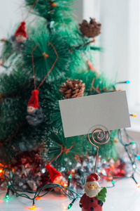 垂直圣诞作文。装饰圣诞树和圣诞老人与复制空间卡