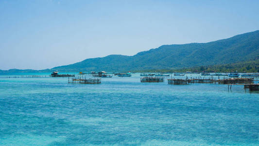 一个美丽的传统港口与岛屿作为回岛在距离在印度尼西亚 karimun jawa