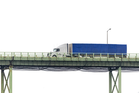 过一座桥上白色孤立的蓝色半卡车