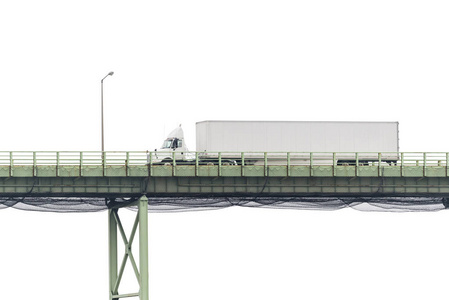 过一座桥上白色孤立的白色半卡车