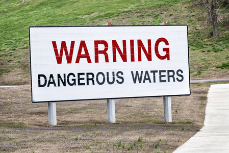 警告危险水域标志