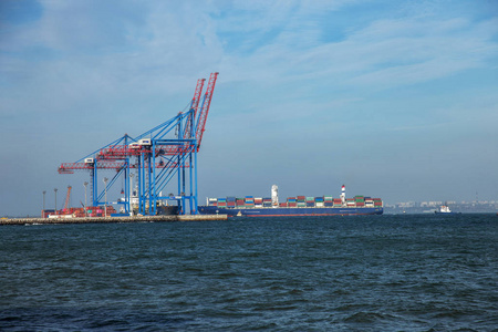 一艘大型货轮进入工业货运港口, 有港口船用起重机桥。集装箱船货轮海上船在货物港奥德萨的海上航道上