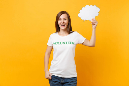 妇女在白色 t恤与书面题字绿色标题志愿者举行空空白说云彩讲话气泡隔绝在黄色背景。自愿自由援助帮助慈善恩典工作理念