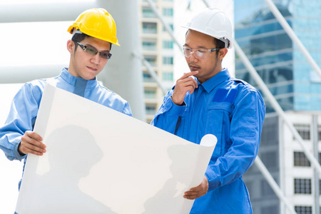 两个工程师或建筑师探讨现代建设项目在照片