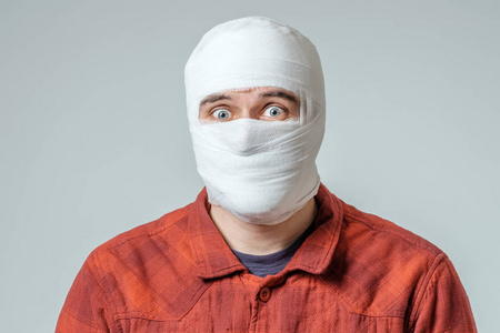 男人把包扎起来的肖像照片